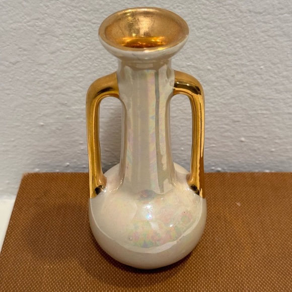 Vintage Pearl China Co. 22 KT Gold Hand Decorated Double Handled Iridescent Vase - Picture 3 of 6